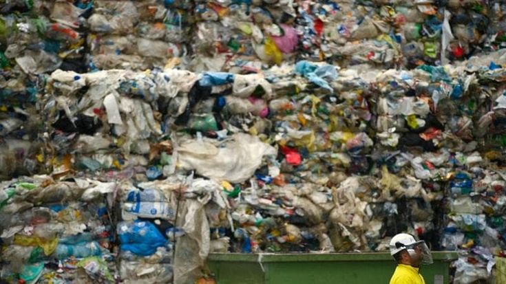 Plastica, rischio stop della raccolta differenziata: “Importare dall’Asia costa meno che riciclare”