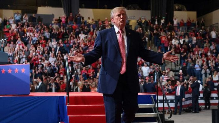 Trump annuncia un piano di aiuti per gli agricoltori: “8 miliardi di dollari contro il caro gasolio”
