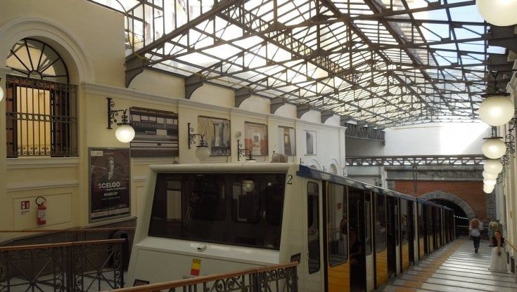Covid, Positivo un dipendente Anm della funicolare di Chiaia