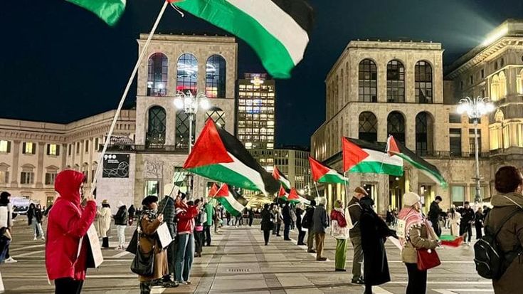 I manifestanti per Gaza che vanno in piazza Duomo tutti i giorni da 9 mesi: “Non spegniamo le luci”