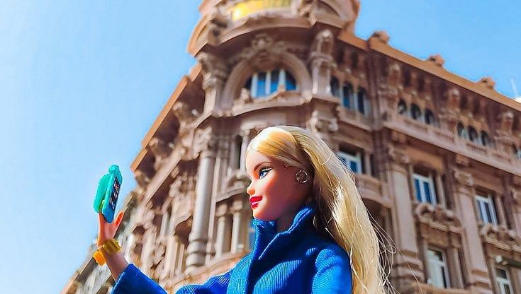 Chiara Ferragni diventa "Barbie in Town" a Bari: selfie social nei luoghi cult 