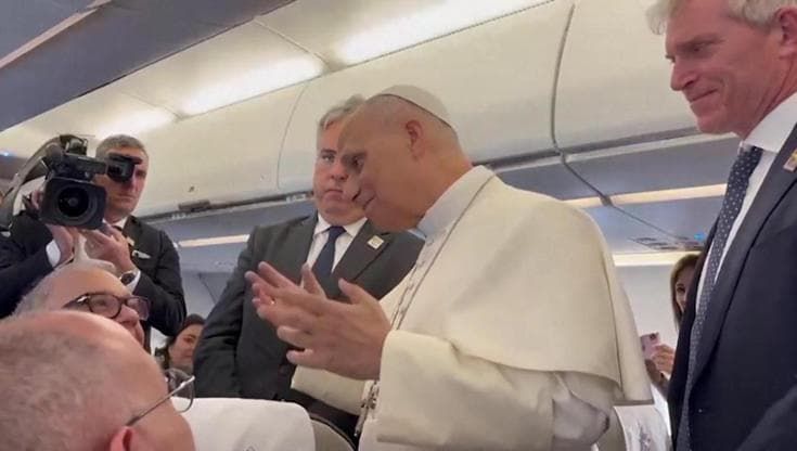 Spagna, il Papa in volo parla dei giovani e della 'concorrenza' dei concerti di Bad Bunny
