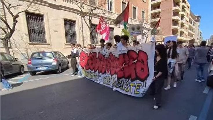 Castellammare, un 25 aprile con tanti giovani: “Il fascismo c’è ancora, noi qui per opporci”