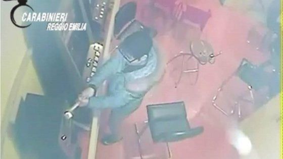 Reggio Emilia, perdono soldi al videopoker e devastano bar a martellate 