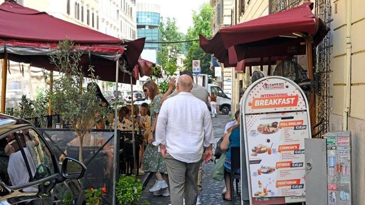 Centro storico invaso dai tavolini selvaggi, il Municipio ai vigili: “Multare gli irregolari”