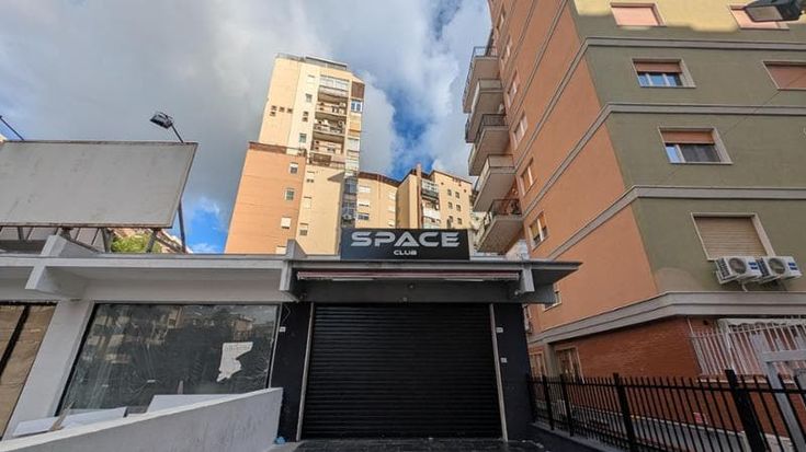 Due risse per entrare in discoteca, la serata col rapper finisce con le volanti