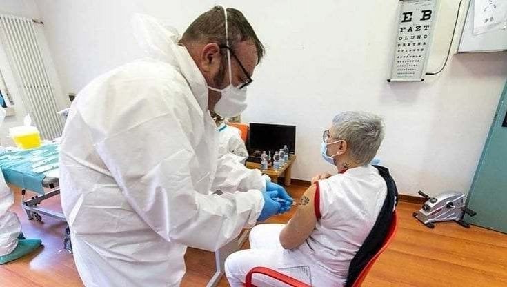 Vaccini Covid, nel Lazio medici di famiglia ad un passo dallo sciopero. "Ci diano 20 dosi al giorno, o ci fermiamo"