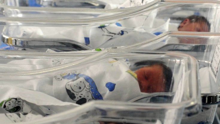 Scambiate in culla vent'anni fa, un milione di euro per quelle vite mai vissute: "Forse in ospedale qualcuno sapeva ma ha taciuto"