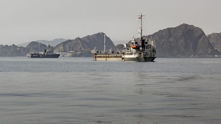 Silenzio radio e comunicazioni via mail: così la nave italiana è uscita da Hormuz