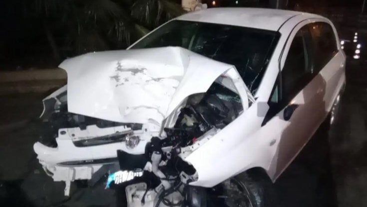 Palermo, auto contro un palo del tram: morto un giovane di 21 anni