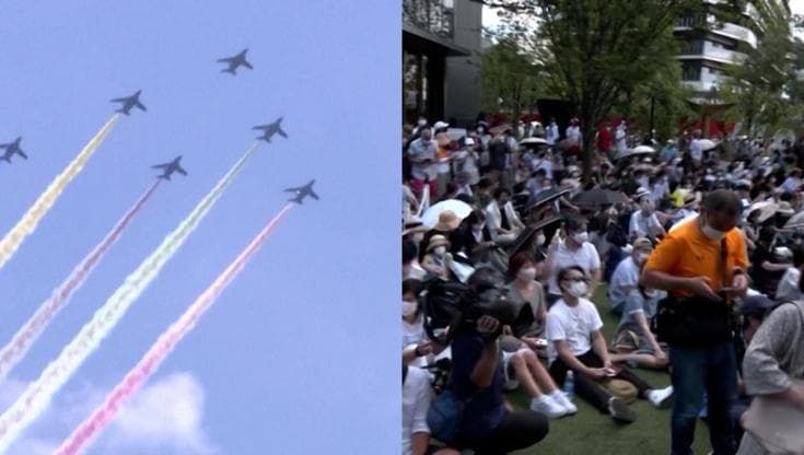Tokyo 2020, l'allerta Covid non frena i giapponesi: tutti insieme a guardare lo show dei jet