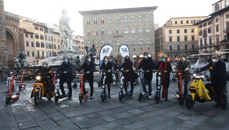 Casco obbligatorio sul monopattino, Firenze lancia la sfida