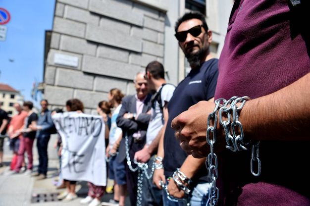 Milano, operai della Marcegaglia ancora in catene: "No ai trasferimenti"