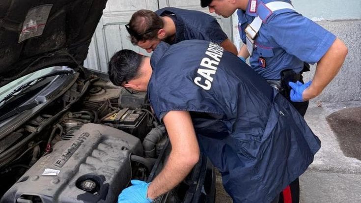 Lavoratori in nero, detergenti corrosivi e telecamere per spiare i dipendenti: blitz nel Torinese