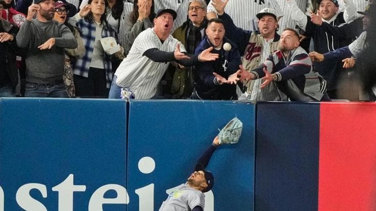 Un tifoso devia la palla, il Var annulla il fuoricampo: Yankees eliminati dalla corsa al titolo Mlb