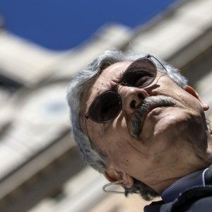Minoranza dem: "Battaglia dentro al partito". D'Alema: "Pd arrogante. Con Verdini e Alfano non si vince"