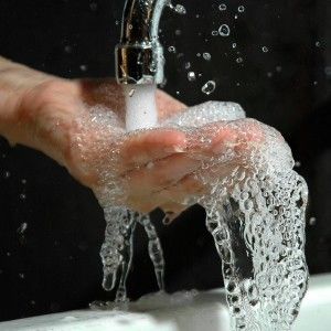 Acqua sempre pi&ugrave; cara<br />E a Parma tubi colabrodo