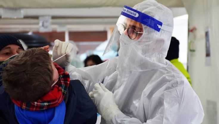 Covid, cresce la richiesta di tamponi: cambiano le regole della quarantena