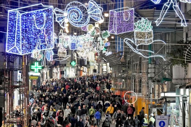 Le luminarie nella Galleria Umberto e i fiori per Salvatore