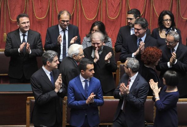 Quirinale, addio bon ton: jeans e foulard per il giuramento
