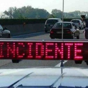 Siracusa, schianto in autostrada: muore una donna