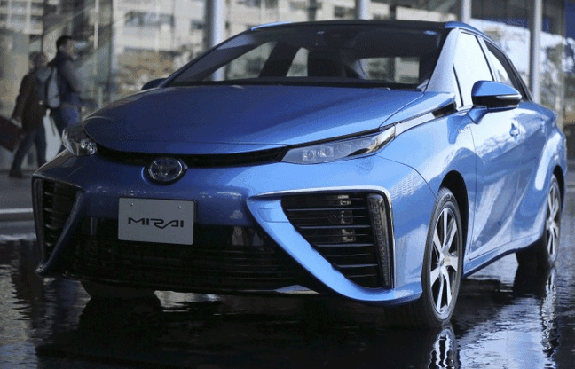 Toyota, la prima Mirai al premier giapponese