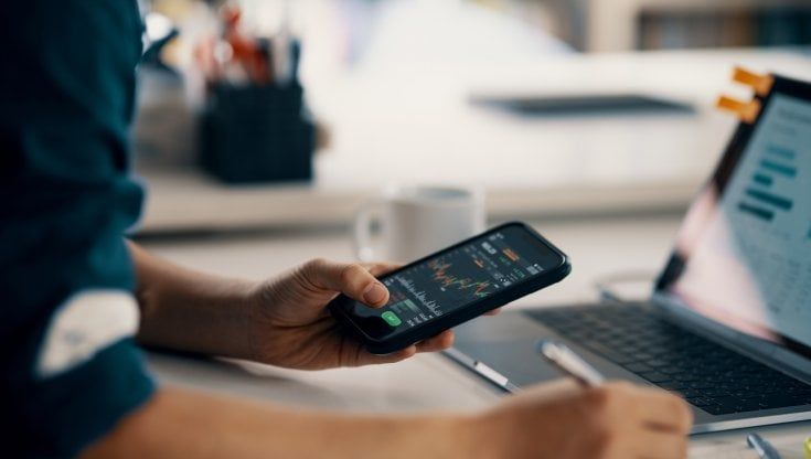 Non solo pagamenti online, gli italiani usano lo smartphone per gestire risparmi e investimenti