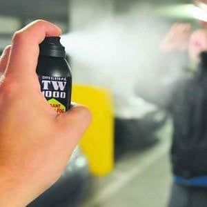 Coniugi aggrediscono con lo spray urticante i vigili che multano la loro auto