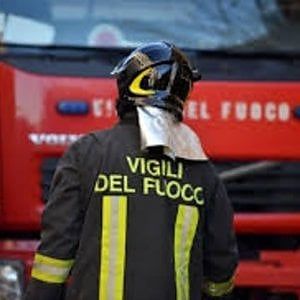 Biella, aereo bimotore sfiora le case e si schianta: morto il pilota