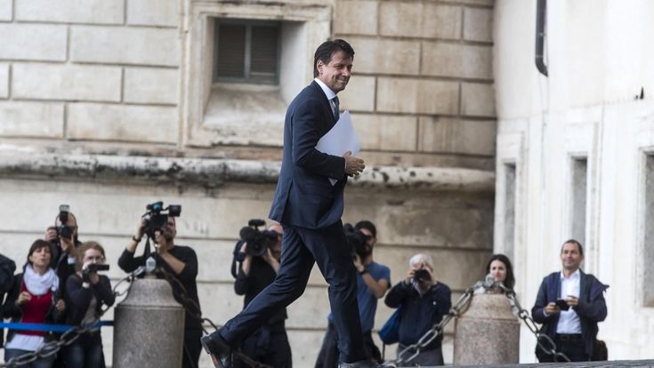 Giuseppe Conte e l’incontro segreto con lo staff per gestire il caso curriculum