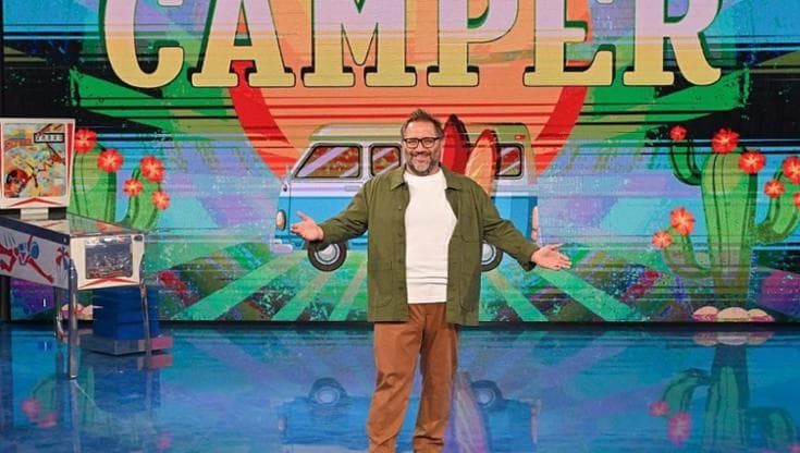 Peppone il debordante, se canta Ymca fa più paura di Report. Gli asterischi della settimana