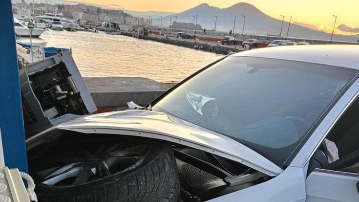 Napoli, auto si schianta contro un chiosco a Mergellina