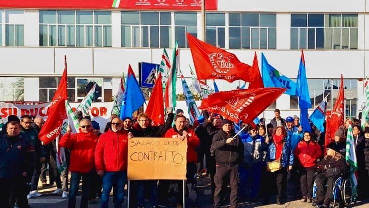 Metalmeccanici in corteo a Bologna per il contratto. Poi l’assedio a Confindustria