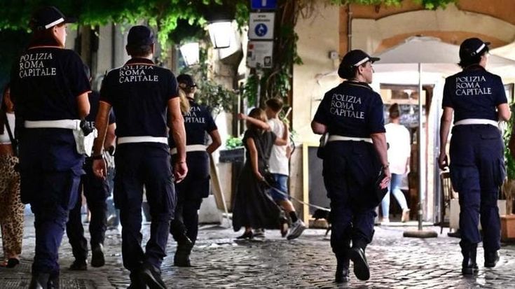 Centro storico, arrivano 100 vigili in più: stretta su abusivi, tavolini selvaggi e doppie file