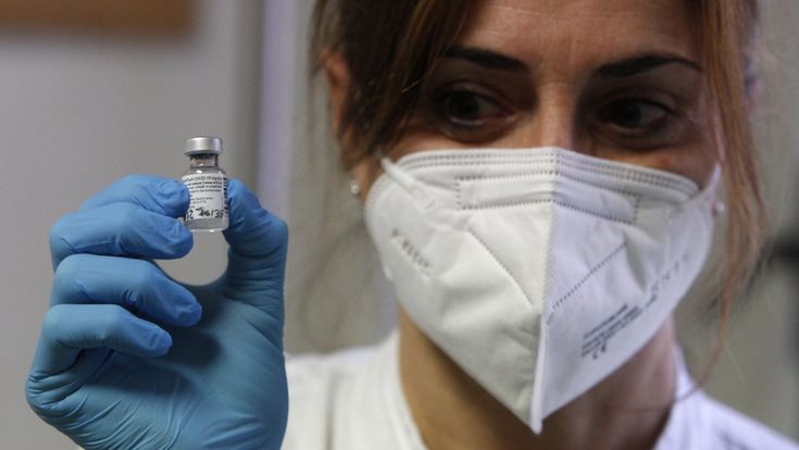 Il pro-vax e lo scettico, dialogo tra medici: “Serve cautela”. “Fidatevi della ricerca”