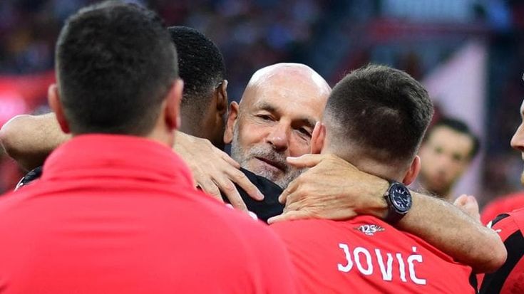 Milan, giocatori omaggiano Pioli: applausi al tecnico prima della sfida con la Salernitana