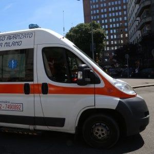 Milano, incidente mortale in via Melchiorre Gioia: sbanda e si schianta con lo scooter