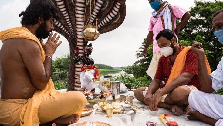 Passaggio in India dove il cuoco è un sacerdote