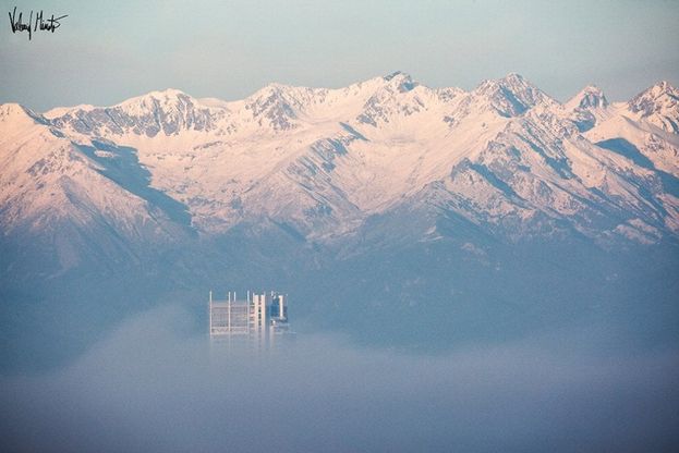 Torino, così la città e le Alpi emergono dalla nebbia del mattino