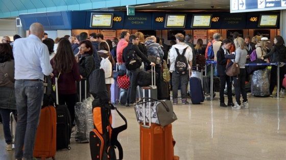 Biglietti per voli inesistenti. Nella bufera l'aeroporto di Linate