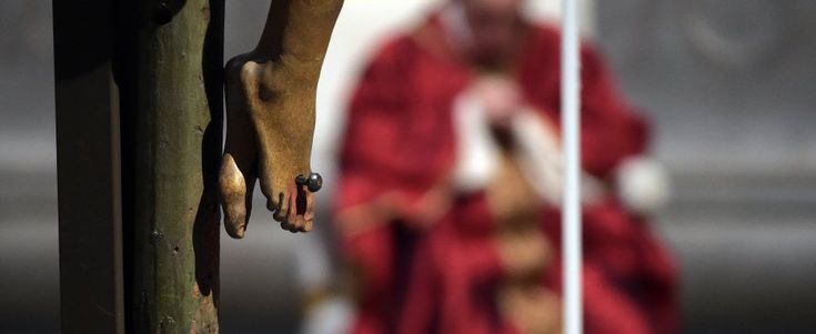 Pasqua al tempo del coronavirus, gli auguri (e l'indignazione) degli artisti. Beppe Fiorello: "C'è chi è morto e chi ha preso l'auto. Siete complici!"