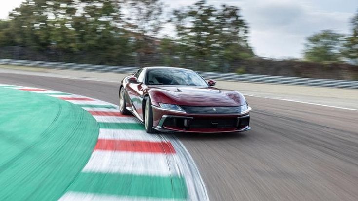 Ferrari 12 Cilindri Manuale, piacere di guida antico ma tecnologia futurista. La prova a Fiorano