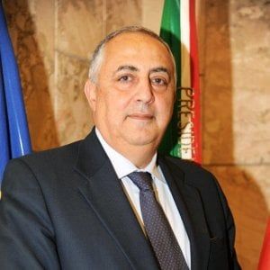 Il cedimento dell'intonaco al liceo: Lagalla a Siracusa