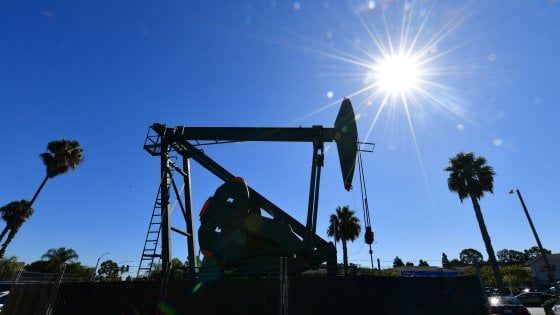 Petrolio in picchiata, l'Aie stima un calo record della domanda per Covid-19 