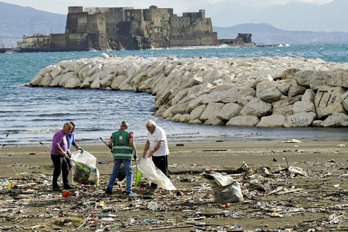 Maltempo Dopo L Ultima Mareggiata Quintali Di Plastica Sulla Spiaggia Di Napoli La Repubblica