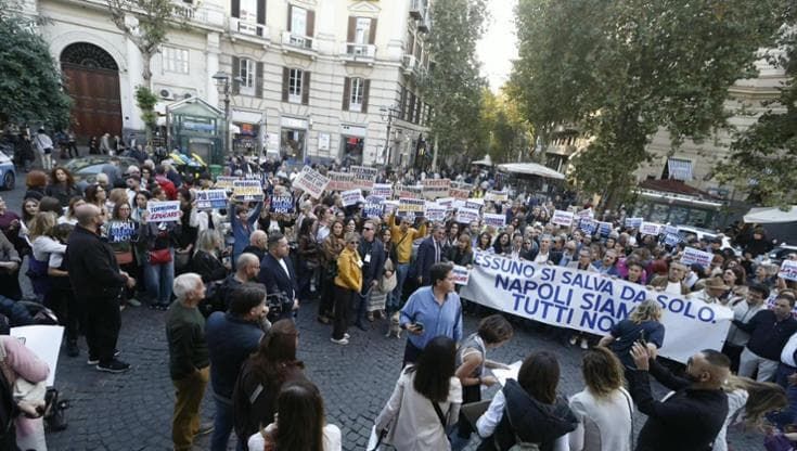 Vomero in piazza: “Basta violenza ora aiutateci a capire i nostri figli”