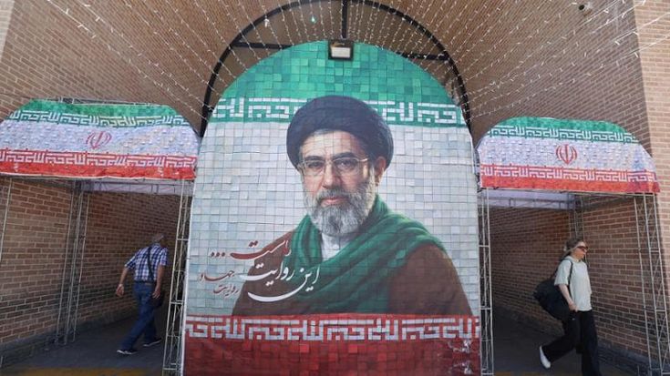 Il ritorno di Khamenei: “Lesioni a rotula e schiena”. Ma decide lui la strategia