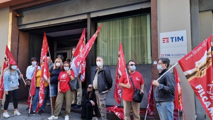 Telecom, a rischio le lavoratrici della mensa 