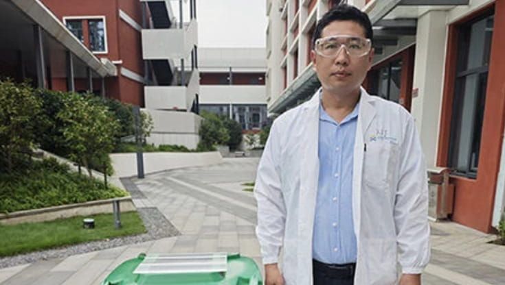Un coperchio alimentato dal sole può eliminare i cattivi odori dei cassonetti