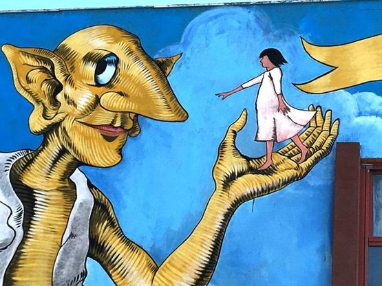 Trani, a scuola il murale con la favola di Roald Dahl